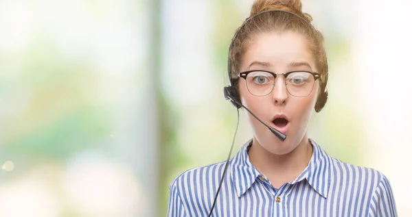 Jovem Loira Operador Call Center Mulher Assustada Choque Com Rosto — Fotografia de Stock