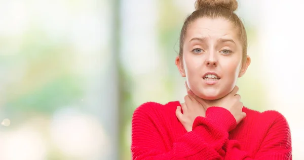 お団子と赤のセーター叫びを身に着けている若いブロンドの女性ためにの窒息と痛みを伴う首を絞め 健康上の問題 窒息させると自殺の概念 — ストック写真