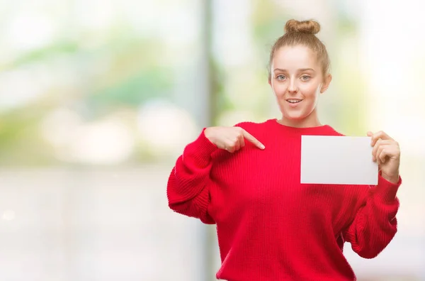 Junge Blonde Frau Hält Werbebanner Mit Überraschendem Gesicht Und Zeigt — Stockfoto