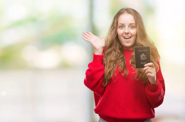 Joven Mujer Rubia Con Pasaporte Los Estados Unidos América Muy — Foto de Stock