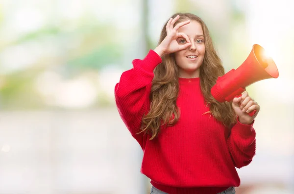 Νεαρή Ξανθιά Γυναίκα Κρατώντας Κόκκινα Τηλεβόα Χαρούμενο Πρόσωπο Χαμογελά Κάνει — Φωτογραφία Αρχείου