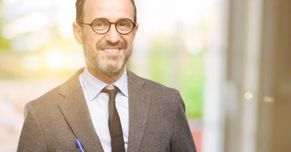 Lärare Man Använder Glasögon Självsäker Och Glad Med Ett Stort — Stockfoto