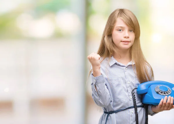 Giovane Bionda Bambino Possesso Telefono Vintage Urlando Orgoglioso Celebrando Vittoria — Foto Stock