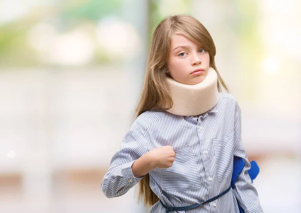 Blondes Kind Mit Halsband Und Krücken Verletzt Überraschungsgesicht Zeigt Finger — Stockfoto