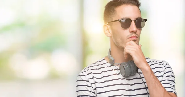 Knappe Jonge Man Met Hoofdtelefoon Zoek Vertrouwen Camera Met Glimlach — Stockfoto