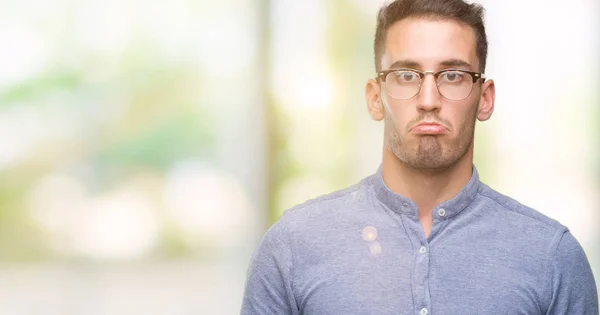 Gözlüklü Zarif Yakışıklı Genç Depresif Kızgın Korkmuş Ağlıyor Sıkıntı Için — Stok fotoğraf
