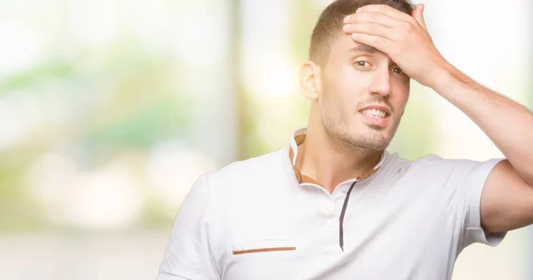 Guapo Joven Casual Hombre Con Camiseta Blanca Estresado Con Mano — Foto de Stock