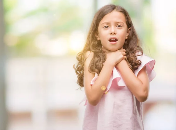 Menina Hispânica Morena Vestindo Vestido Rosa Gritando Sufocar Porque Estrangulamento — Fotografia de Stock