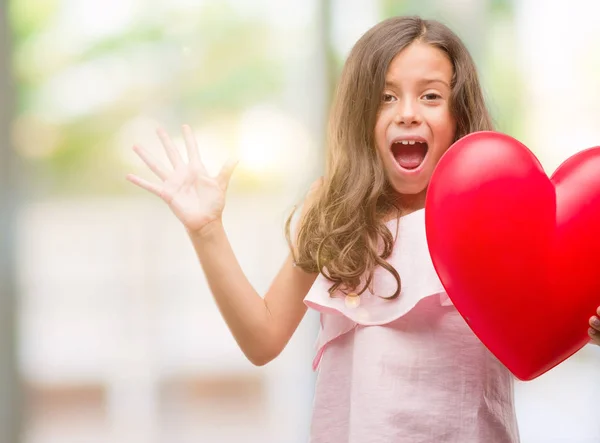 Брюнетка Латиноамериканського Дівчина Холдинг Червоне Серце Дуже Щасливий Схвильований Переможець — стокове фото