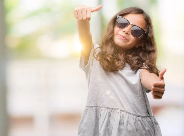 Chica Hispana Morena Con Gafas Sol Aprobando Hacer Gesto Positivo —  Fotos de Stock