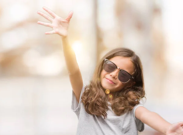 Menina Hispânica Morena Usando Óculos Sol Olhando Para Câmera Sorrindo — Fotografia de Stock