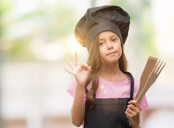 Esmer Latin Kız Aşçı Üniforması Parmak Mükemmel Sembolü Ile Işareti — Stok fotoğraf