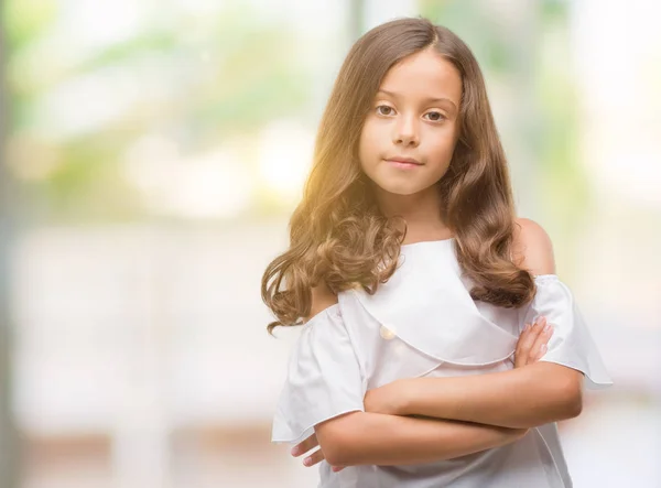 Brünettes Hispanisches Mädchen Mit Fröhlichem Gesicht Das Mit Verschränkten Armen — Stockfoto