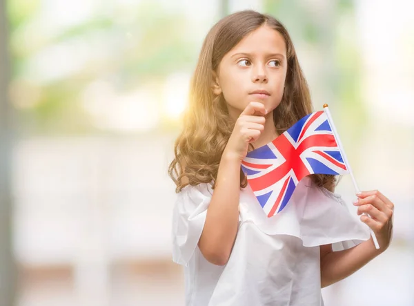 イギリス深刻な顔を考えて質問 非常に混乱しているアイデアのフラグを保持しているヒスパニックのブルネットの少女 — ストック写真