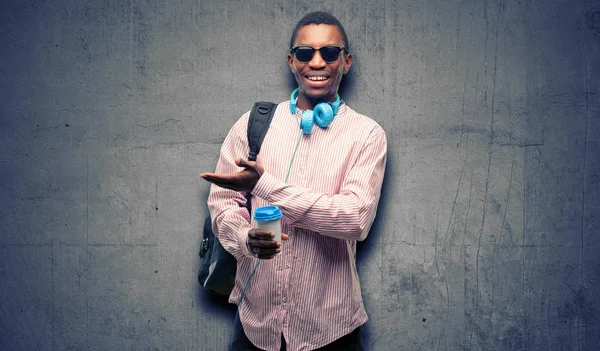 Africano Negro Estudiante Sosteniendo Algo Mano Vacía — Foto de Stock