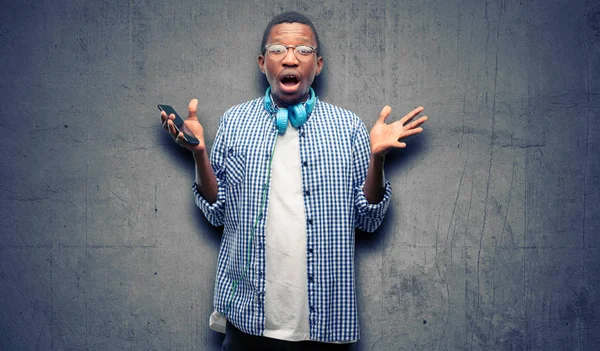 Afrikai Fekete Férfi Tanuló Okostelefon Boldog Meglepett Ujjongott Kifejező Wow — Stock Fotó