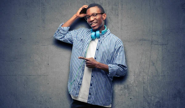 Africano Negro Estudiante Con Teléfono Inteligente Apuntando Lado Con Dedo — Foto de Stock