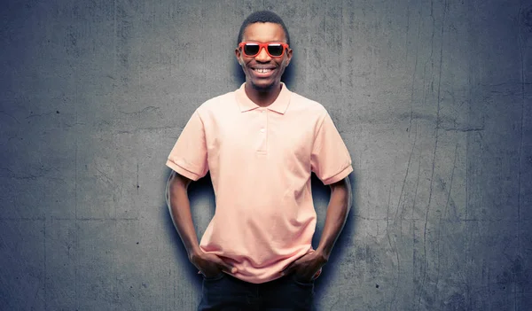 Αφρικανική Μαύρο Άτομο Φοράει Γυαλιά Ηλίου Αυτοπεποίθηση Και Χαρούμενοι Ένα — Φωτογραφία Αρχείου