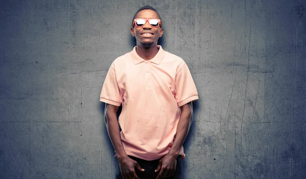 Negro Africano Vestindo Óculos Sol Pensando Olhando Para Cima Expressando — Fotografia de Stock