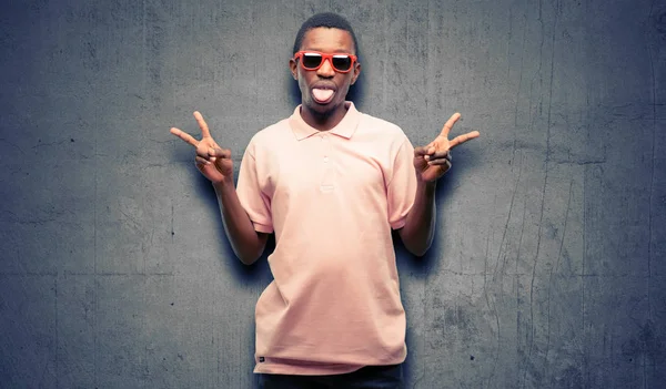 Afrikanischer Schwarzer Mann Mit Sonnenbrille Blickt Die Kamera Zeigt Tong — Stockfoto