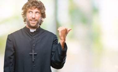 Yakışıklı İspanyol Katolik rahip adam arıyor ve başparmak yanında yukarıyı mutlu yüz ile gülümseyen izole arka plan.