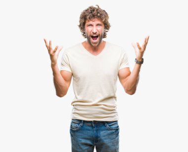 Yakışıklı İspanyol modeli adam izole arka plan çılgın ve kızgın bağırarak ve agresif ifade ve silah kaldırdı bağırıyor. Hayal kırıklığı kavramı.