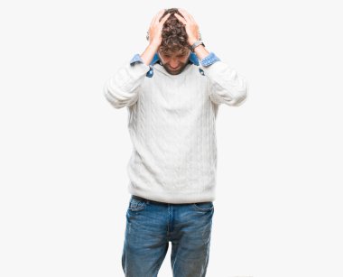 İspanyol yakışıklı model giyen kış kazak çünkü umutsuz ve stresli baş ağrısı acı izole arka plan üzerinde ağrı ve migren. Ellerini kafasına.