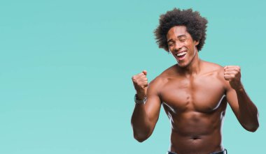 Gülümseyen ve başarı için çığlık çıplak vücut çok mutlu ve heyecanlı kaldırdı, silah ile kazanan jest yapıyor izole arka plan üzerinde gösterilen Afro Amerikalı gömleksiz adam. Kutlama kavramı.