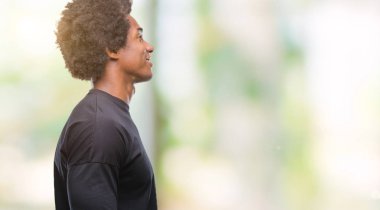 İzole arka tarafına, seyir üzerinde Afro Amerikalı adam sakin ol kendine güvenen gülümseme ile doğal yüz pozuyla profili.