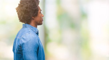 İzole arka tarafına, seyir üzerinde Afro Amerikalı adam sakin ol kendine güvenen gülümseme ile doğal yüz pozuyla profili.