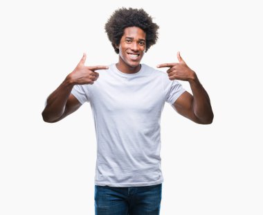 Kendinden emin gösterilen ve işaret parmakları diş ve ağız ile gülümseyen izole arka plan üzerinde Afro Amerikalı adam. Sağlık kavramı.