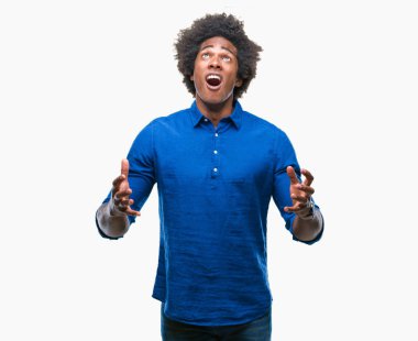 Afro Amerikalı adam izole arka plan çılgın ve kızgın bağırarak ve agresif ifade ve silah kaldırdı bağırıyor. Hayal kırıklığı kavramı.