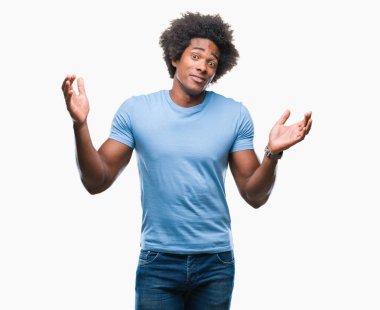 İzole arka plan clueless ve şaşkın bir ifadeyle kollar ve eller kaldırdı Afro Amerikan adam. Şüphe kavramı.