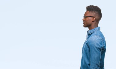 İzole arka tarafına, arayan genç Afro-Amerikan adam sakin ol kendine güvenen gülümseme ile doğal yüz pozuyla profili.