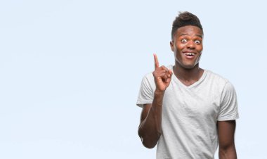 Afrikalı-Amerikalı genç başarılı fikirle parmağı yukarıyı izole arka plan üzerinde. Çıktıktan ve mutlu. Bir numara.