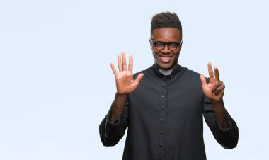 Gösterilen ve parmakları ile işaret izole arka plan genç Afro-Amerikan rahip adam kendinden emin ve mutlu gülümseyerek süre sekiz numara.