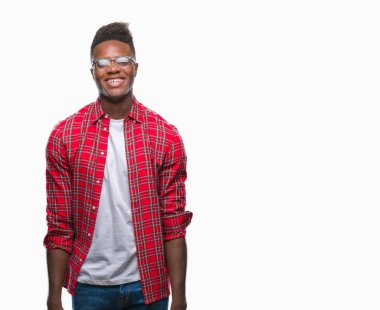 İzole arka plan ile bir mutlu ve güzel genç Afro-Amerikan adam yüzünde gülümseme. Şanslı kişi.