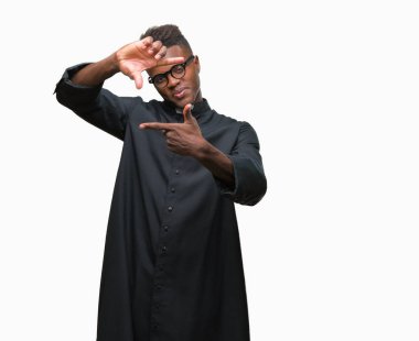 Genç Afro-Amerikan rahip adam elleriyle yapım çerçeve ve parmakları ile mutlu yüz gülümseyen izole arka plan üzerinde. Yaratıcılık ve Fotoğrafçılık kavramı.