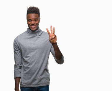 Gösterilen ve parmakları ile işaret izole arka plan üzerinde genç Afro-Amerikan adam kendinden emin ve mutlu gülümseyerek iken üçüncü.