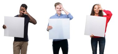 Gençler boş afiş ile mutlu yüz el parmaklarının arasından seyir göz üzerinde ok işaretiyle yapıyor gülümseyen izole arka plan üzerinde tutarak bileşimi