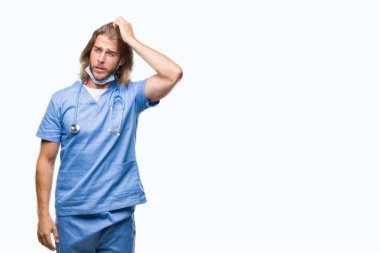 Genç yakışıklı Doktor adam izole arka plan üzerinde uzun saçlı yanıltır ve soru hakkında merak ediyorum. Şüphe, kafasına el ile düşünme ile belirsiz. Dalgın kavramı.