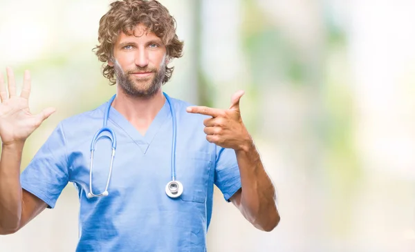 Bonito Cirurgião Hispânico Homem Médico Sobre Fundo Isolado Mostrando Apontando — Fotografia de Stock