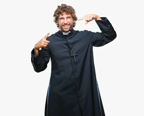 Hombre Guapo Sacerdote Católico Hispano Sobre Fondo Aislado Sonriendo Confiado — Foto de Stock