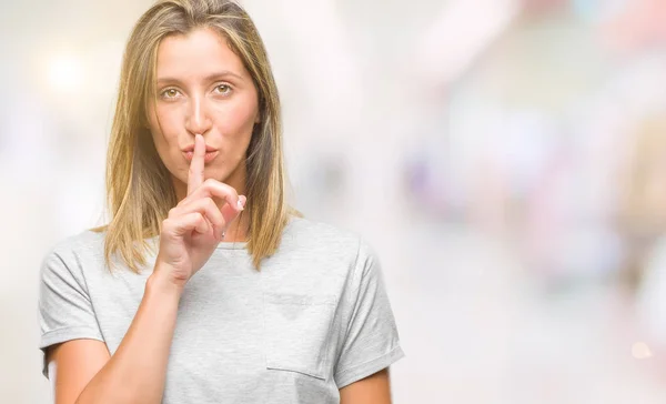 Joven Mujer Hermosa Sobre Fondo Aislado Pidiendo Estar Tranquilo Con — Foto de Stock