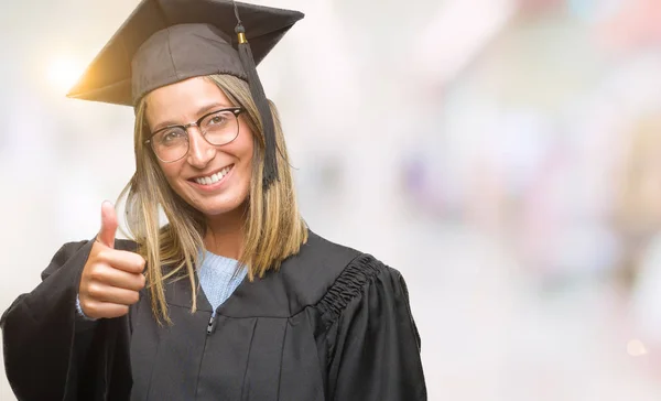 Giovane Bella Donna Con Indosso Uniforme Graduata Sfondo Isolato Facendo — Foto Stock