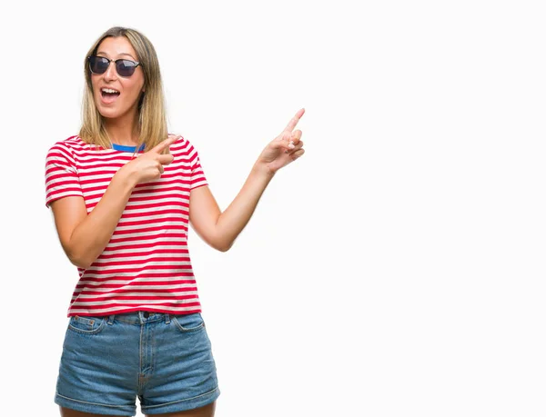 Jovem Mulher Bonita Vestindo Óculos Sol Sobre Fundo Isolado Sorrindo — Fotografia de Stock