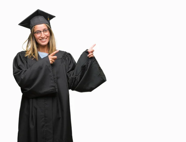 Joven Hermosa Mujer Con Uniforme Graduado Sobre Fondo Aislado Sonriendo — Foto de Stock