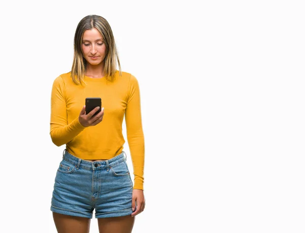 Jovem Bela Mulher Enviando Mensagem Usando Smartphone Sobre Fundo Isolado — Fotografia de Stock