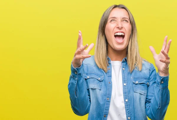 Joven Mujer Hermosa Sobre Fondo Aislado Loco Loco Gritando Gritando —  Fotos de Stock