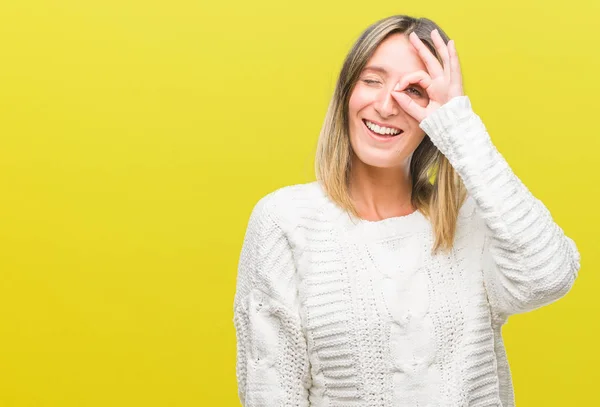 Jovem Mulher Bonita Vestindo Camisola Inverno Sobre Fundo Isolado Fazendo — Fotografia de Stock